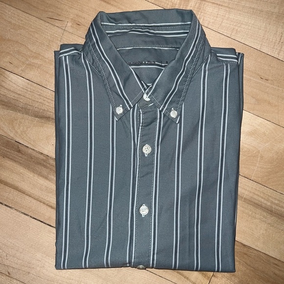 Men’s Abercrombie Short Sleeve Button Down​ - Picture 1 of 4